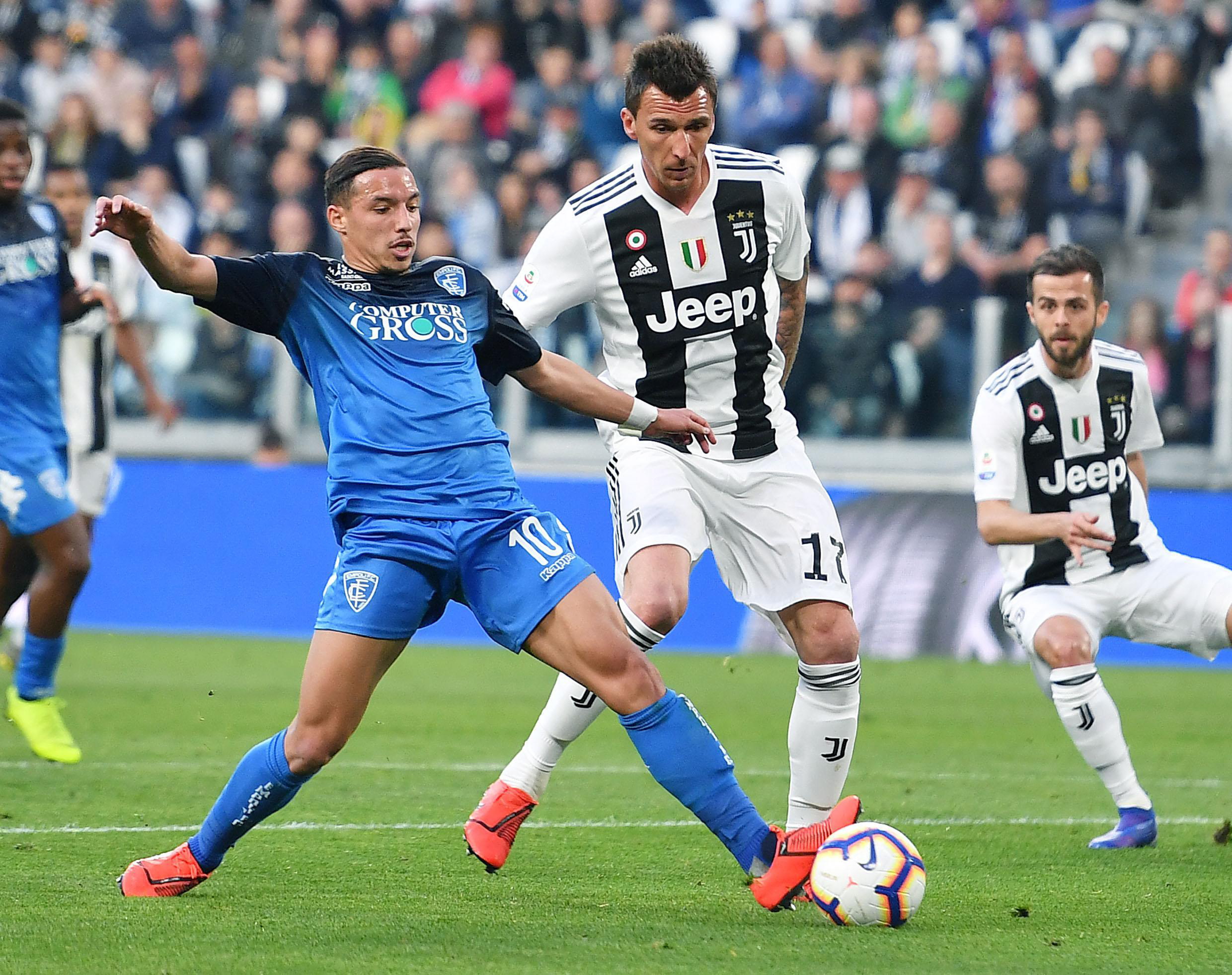 曼联客战维拉首发：谢什科首发，库尼亚、B费、乌加特出战（曼联客场对阵维拉首发出炉：谢什科先发，库尼亚、B费、乌加特登场）