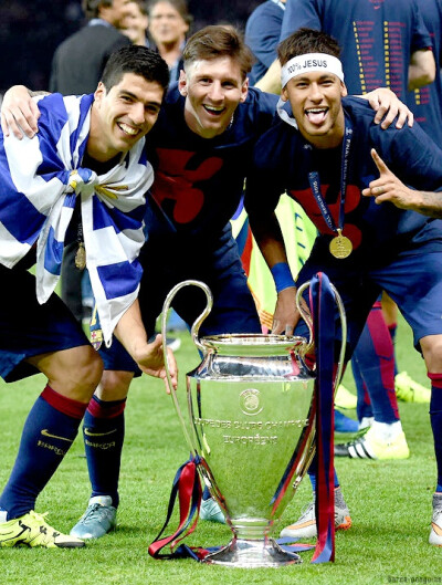 欧冠赛场精彩瞬间：巴萨主场2-0取胜,（欧冠高光时刻：巴萨坐镇主场2-0告捷）