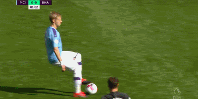 马刺半场4人得分上双，命中11记三分领先鹈鹕20分