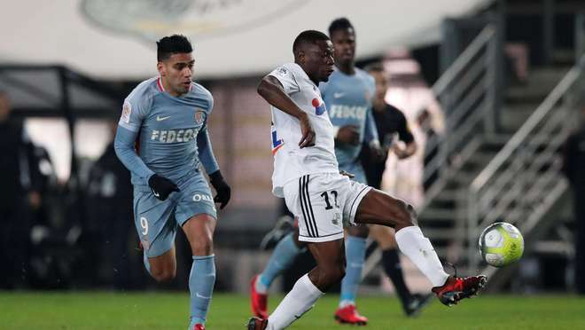 印媒：梅西混乱中尝试绕场一周，但他完全被官员及保镖包围（印媒：骚乱中梅西欲绕场一周，却被官员和保镖团团围住）