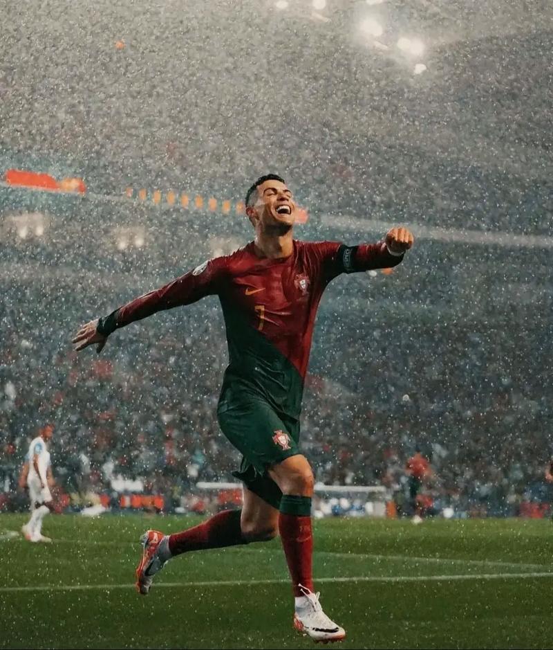 海纳谈于帕续约：以他目前表现，不奇怪其他俱乐部对他有兴趣（海纳谈于帕续约：以其当前表现，获其他俱乐部青睐并不意外）