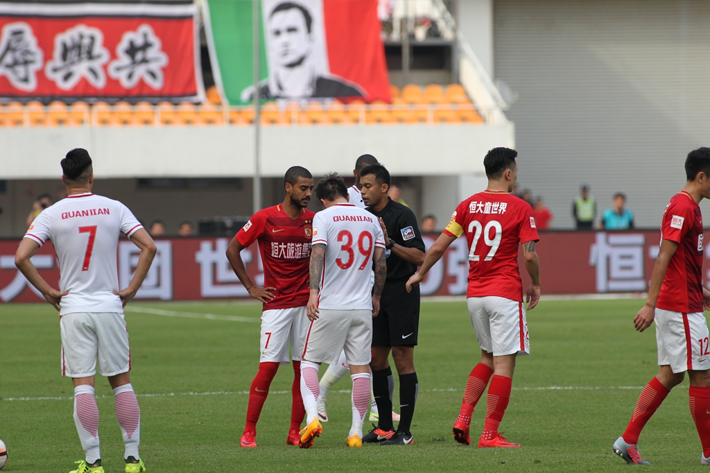 欧冠夺冠赔率：利物浦1赔5居首 3强并列紧追（欧冠冠军赔率更新：利物浦以1赔5领跑，三强并列紧随其后）