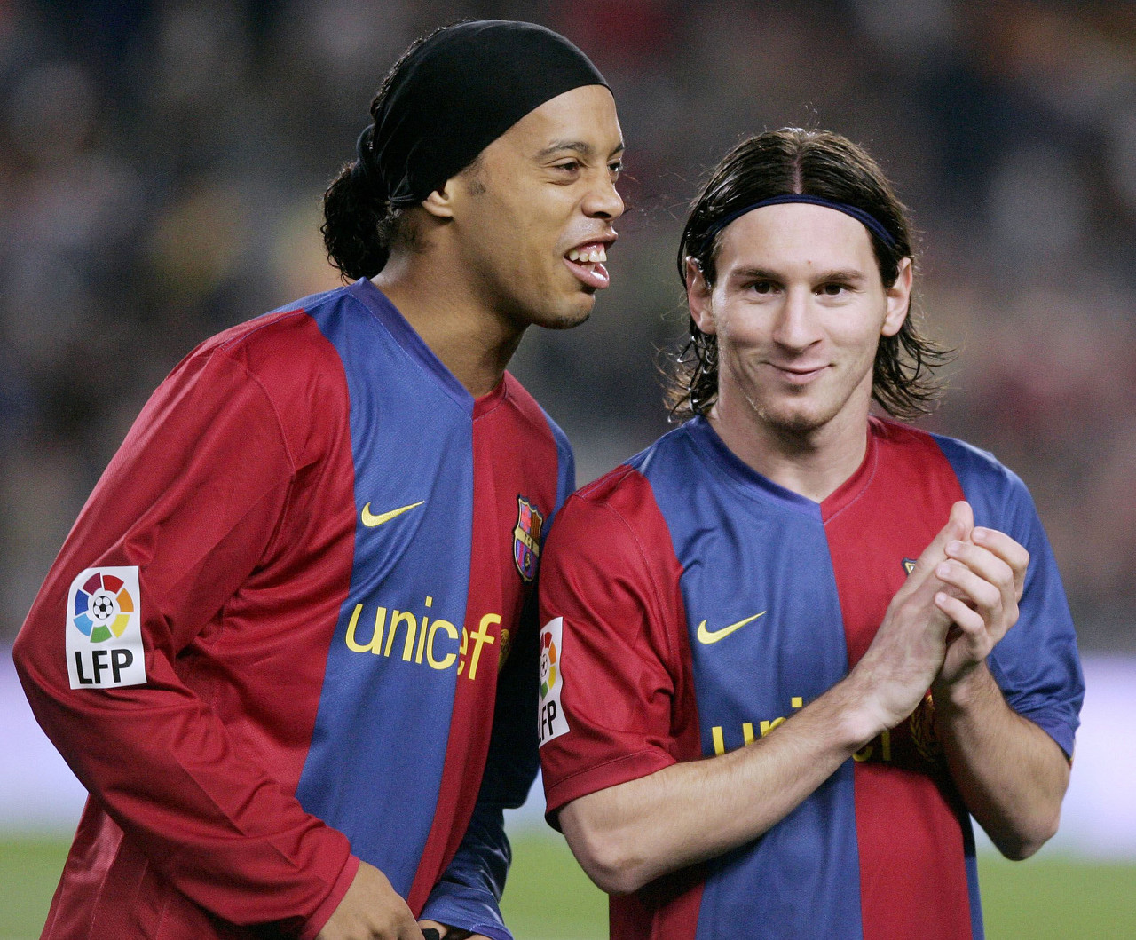 西足协前主席鲁比亚莱斯在发布会被扔鸡蛋，试图回击但被拦住（西足协前主席鲁比亚莱斯发布会上遭掷鸡蛋，欲回击被制止）