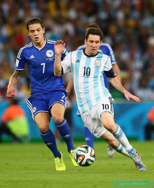 英超战报：哈钦森助攻，热苏斯头球制胜，森林1-0客胜狼队（英超简报：哈钦森送助攻，热苏斯头球建功，森林客场1-0击败狼队）