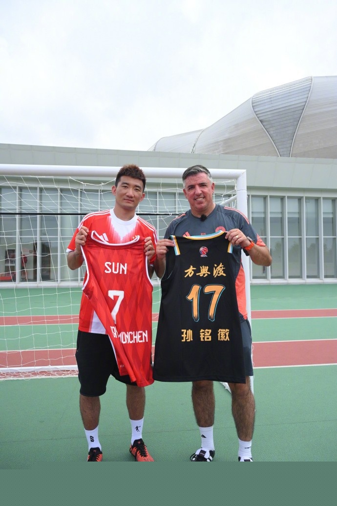 荷媒：拜仁今天将派球探考察里德，评估是否正式联系费耶诺德（荷媒：拜仁今日派球探考察里德，权衡是否与费耶诺德展开正式洽谈）